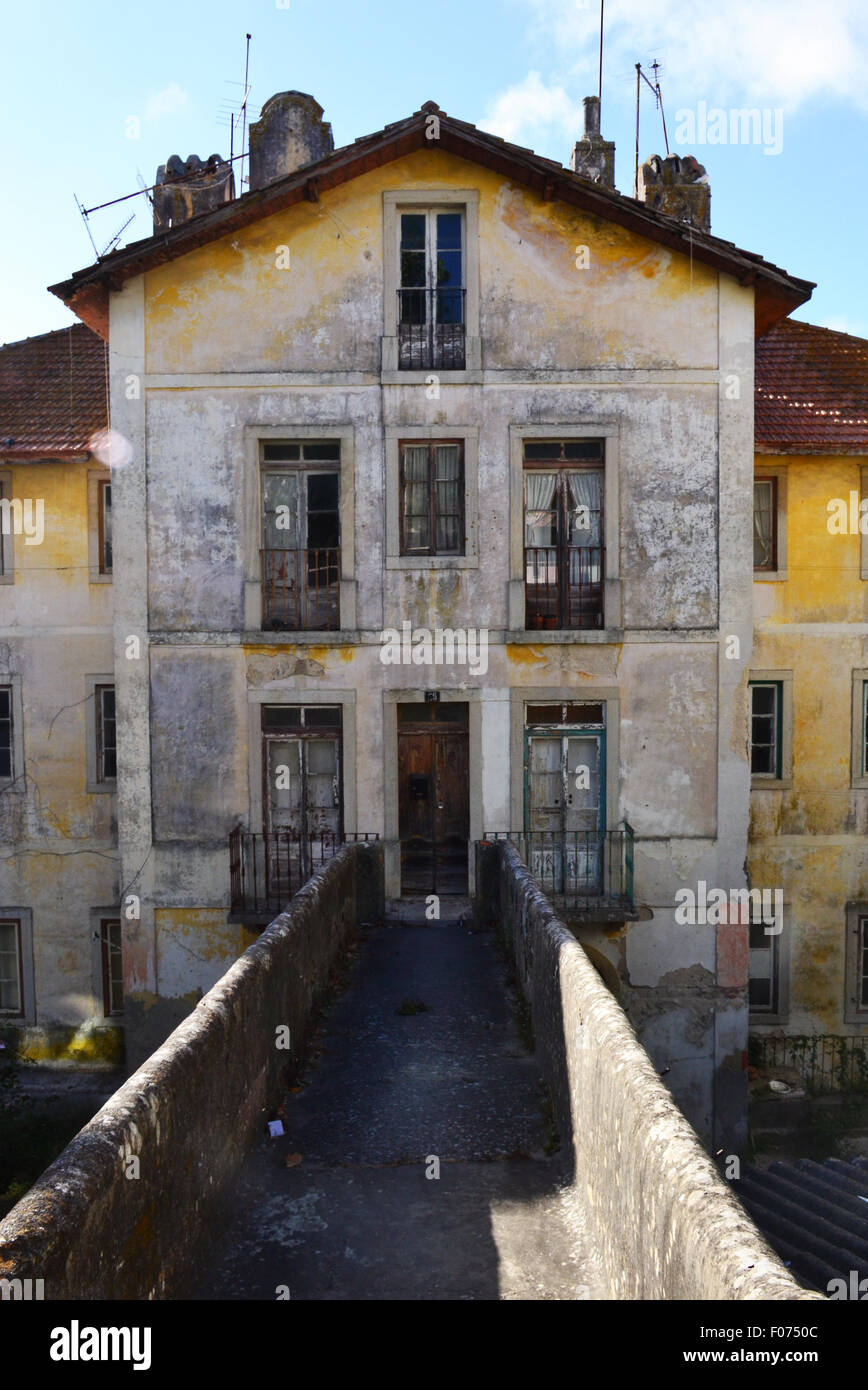 Altes großes verlassenes Haus in Sintra Stockfoto