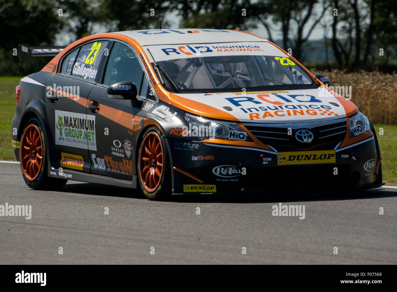 Norwich, Norfolk, Großbritannien. 9. August 2015. Kieran Gallagher und RCIB Versicherung Racing Toyota Avensis fährt während der Dunlop MSA British Touring Car Championship in Snetterton Circuit am 9. August 2015 in NORWICH, NORFOLK, Großbritannien. Bildnachweis: Gergo Toth/Alamy Live-Nachrichten Stockfoto