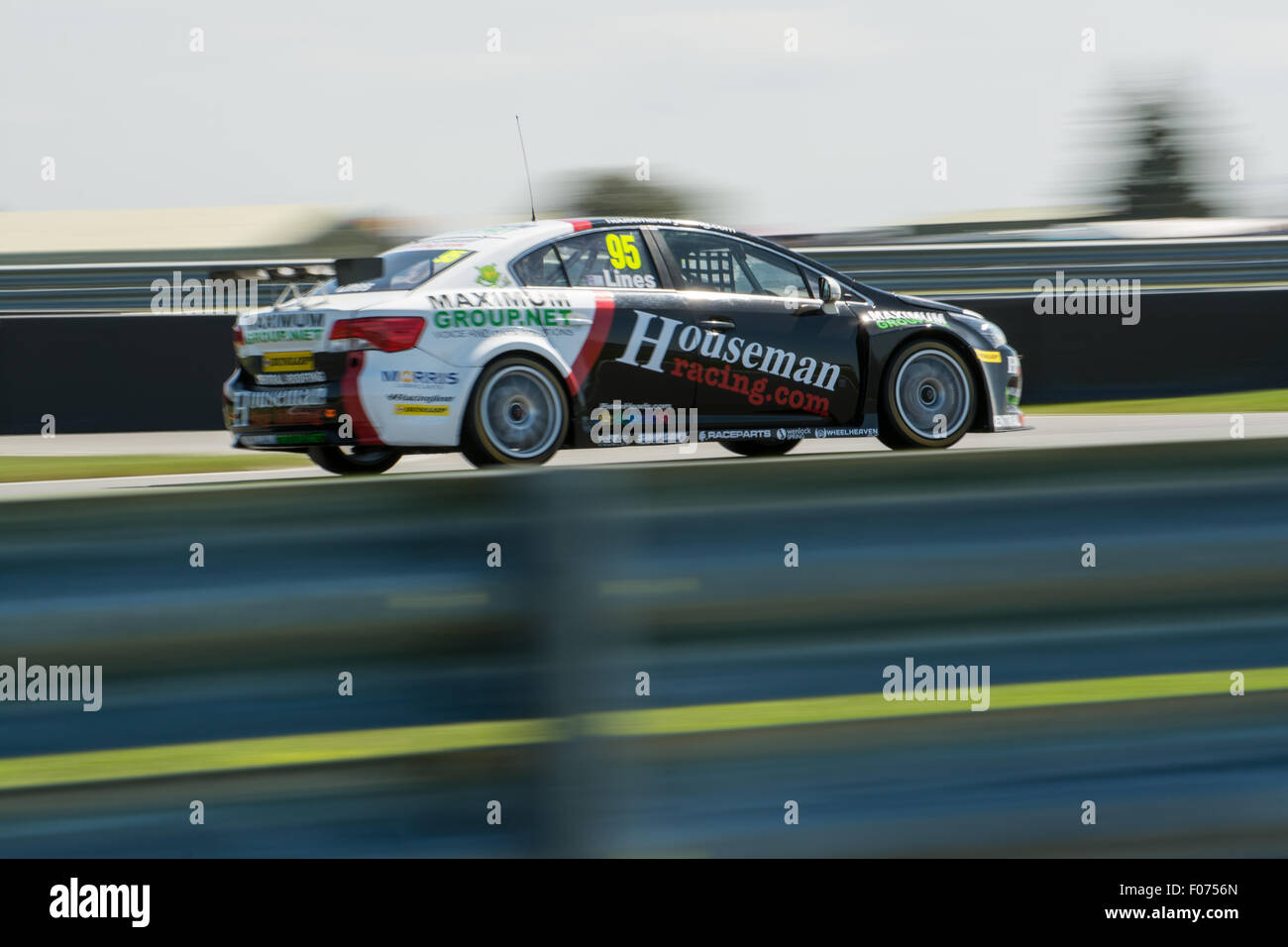 Norwich, Norfolk, Großbritannien. 9. August 2015. Stewart Linien und Houseman Racing Toyota Avensis fährt während der Dunlop MSA British Touring Car Championship in Snetterton Circuit am 9. August 2015 in NORWICH, NORFOLK, Großbritannien. Bildnachweis: Gergo Toth/Alamy Live-Nachrichten Stockfoto