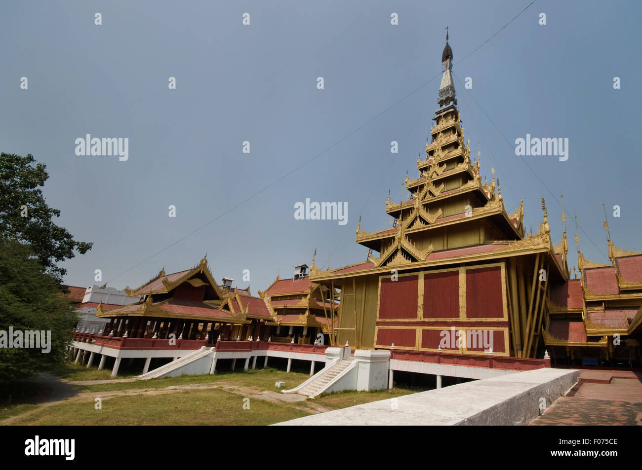 Asien, MYANMAR (BURMA), Mandalay, Königspalast (ursprünglich erbaut von König Mindon 1857-59, 1990er Jahre umgebaut), Eingang Pagode Stockfoto