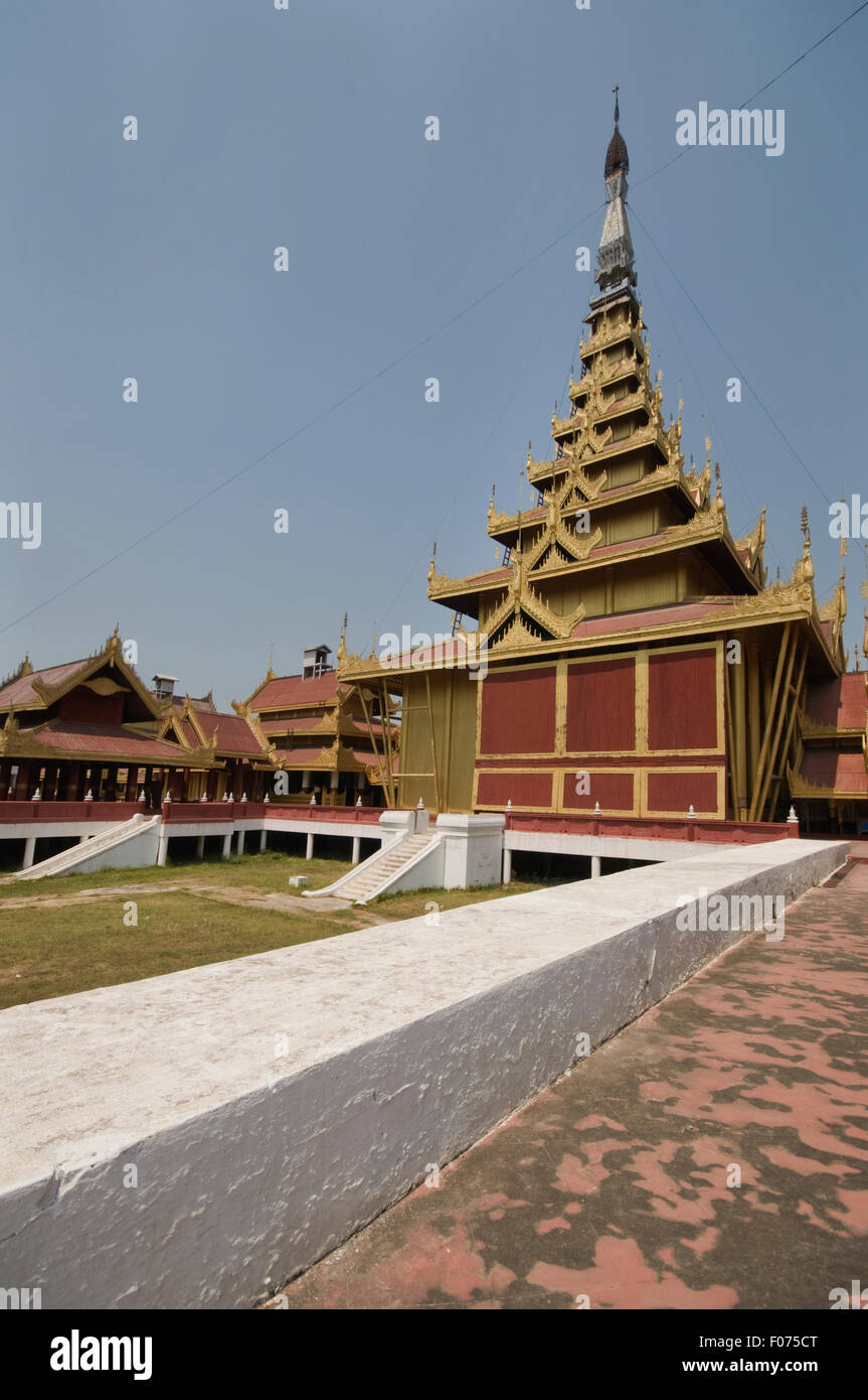 Asien, MYANMAR (BURMA), Mandalay, Königspalast (ursprünglich erbaut von König Mindon 1857-59, 1990er Jahre umgebaut), Eingang Pagode Stockfoto