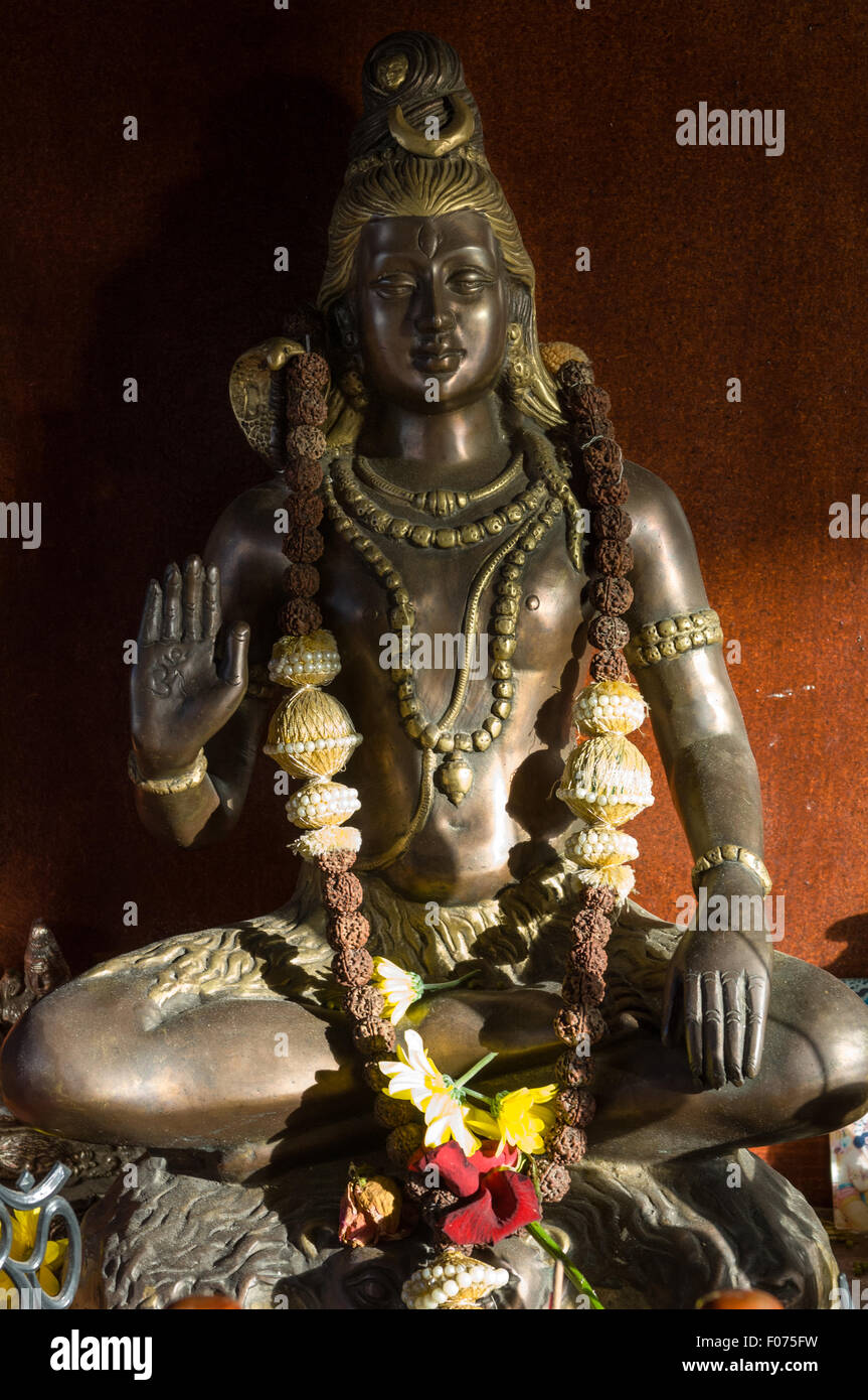 Golders Green, London. Ein Hindu Bronzestatue von Shiva mit angeboten. Stockfoto