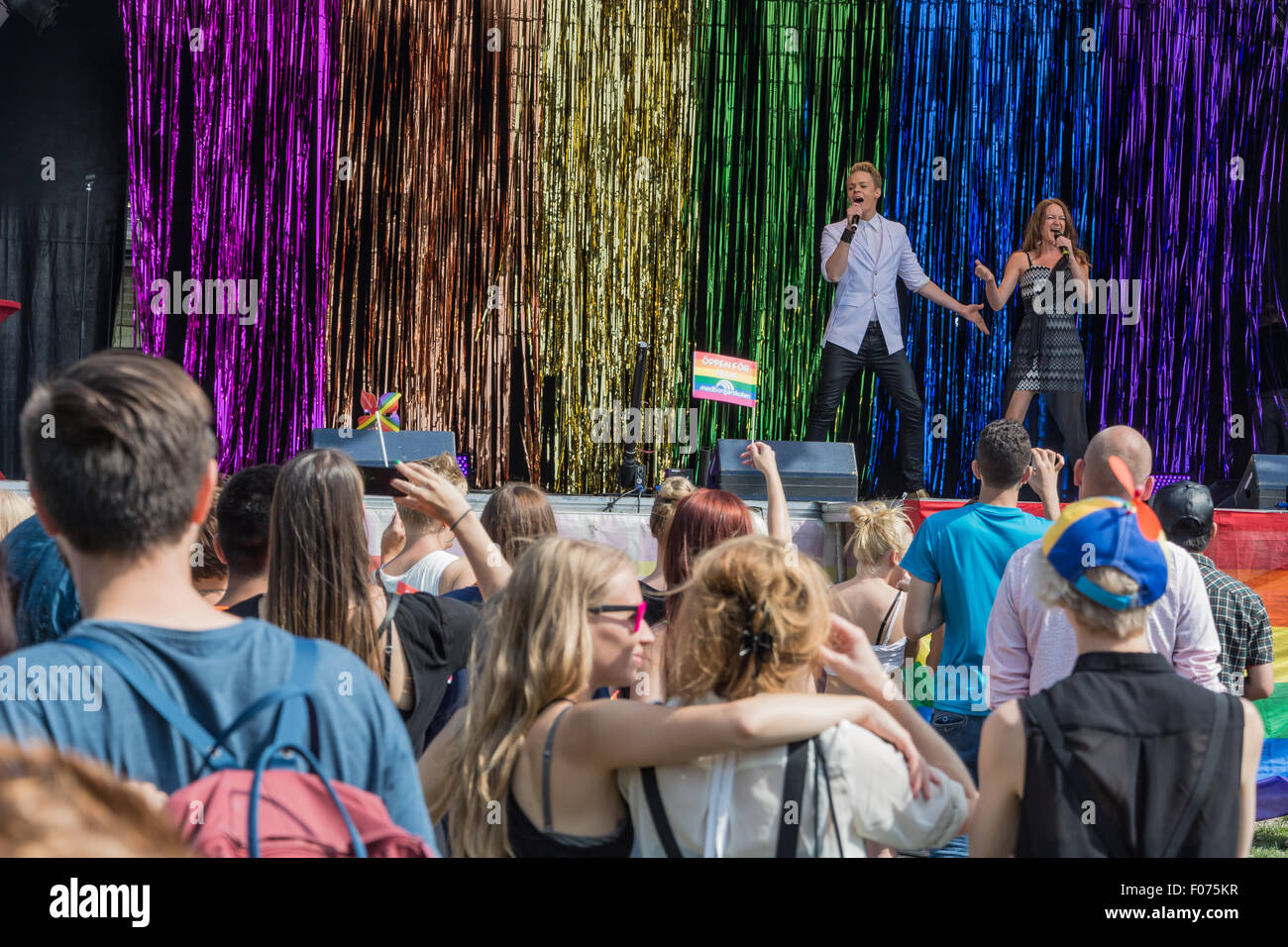 Unterhaltungsprogramm am Endpunkt der Parade ich Folkets Park. Parade Rainbow Festival Malmö Pride 2015 schließen. Nachdem eine Woche lang Pride Festival eine Parade durch die Straßen von Malmö mit 7 500 Teilnehmern, endete eine Rekordzahl, die Feierlichkeiten mit einer Party in den zentral platzierten Folkets Park (The Peoples Park). Stockfoto