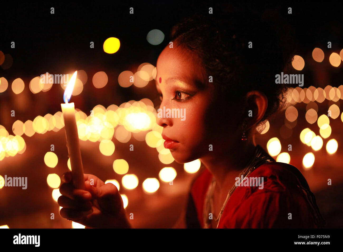 Dhaka, Bangladesch. 8. August 2015. Eine Mädchen hält eine Kerze bei einer Feier vor August 9 internationalen Tag der indigenen Völker der Welt in Dhaka am 8. August 2015.  Dieses Jahr ist United Ntions machen Slogan für Ths-Tag "Sicherstellung indigenous Peoples Gesundheit und Wohlbefinden". Bildnachweis: Zakir Hossain Chowdhury Zakir/Alamy Live-Nachrichten Stockfoto