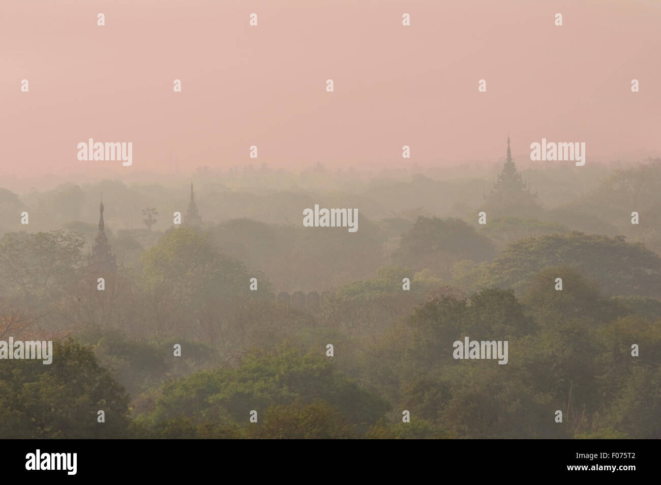 Asien, MYANMAR (BURMA), Mandalay, Tempel im Morgennebel Stockfoto