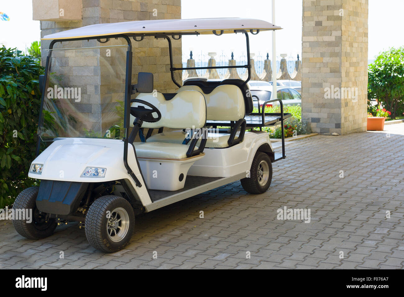 Das Elektro-Auto auf einer Veranda des Hotels kostet und erwartet Touristen mit Gepäck Stockfoto