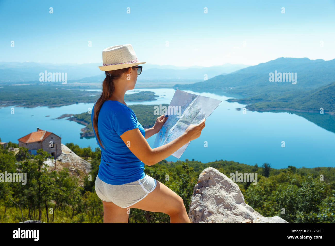 Reisenden Mädchen Suche richtige Richtung auf Karte, Reisen Europa, Freiheit und aktiven Lifestyle-Konzept Stockfoto