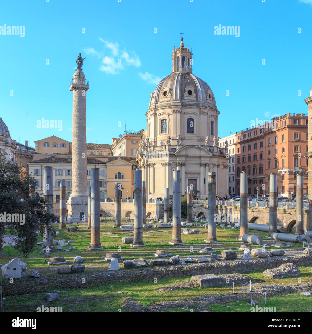 Blick über die Ruinen von Trajan Forum auf der Trajanssäule in Rom, Italien. Stockfoto