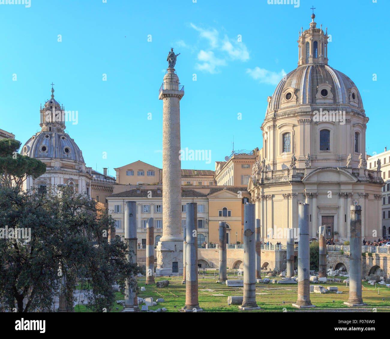 Blick über die Ruinen von Trajan Forum auf der Trajanssäule in Rom, Italien. Stockfoto