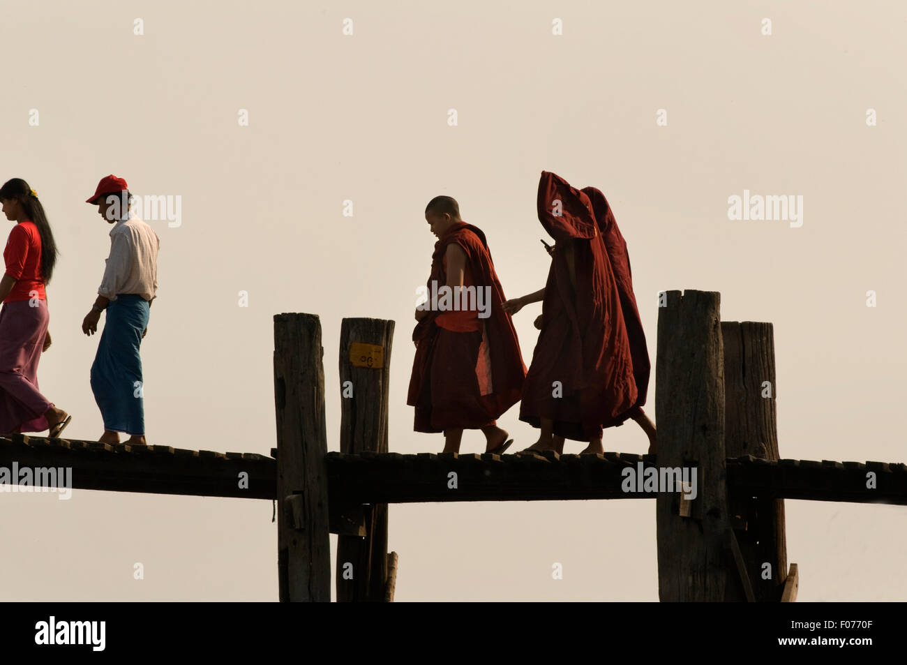 Asien, MYANMAR (BURMA), Mandalay, Taugthaman See, Menschen U Bein Brücke, weltweit längste Teakholz Fußgängerbrücke – 1300 Werften Stockfoto