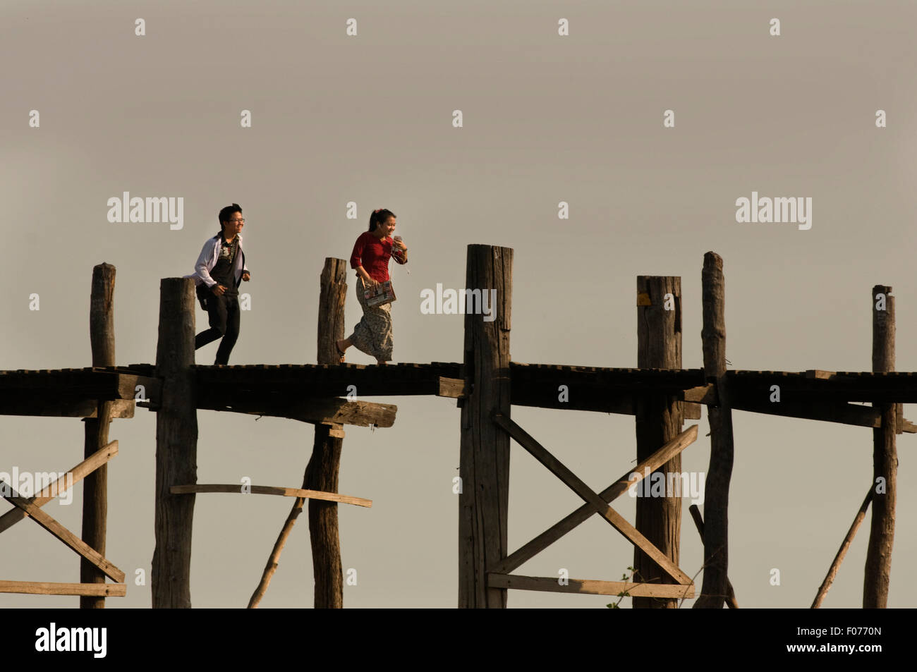 Asien, MYANMAR (BURMA), Mandalay, Taugthaman See, Menschen U Bein Brücke, weltweit längste Teakholz Fußgängerbrücke – 1300 Werften Stockfoto