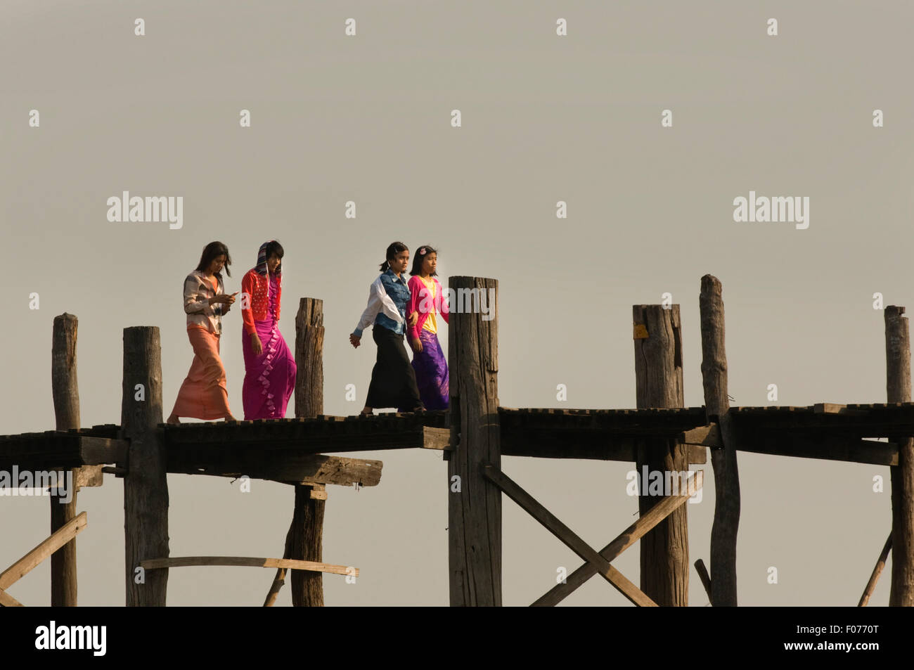 Asien, MYANMAR (BURMA), Mandalay, Taugthaman See, Menschen U Bein Brücke, weltweit längste Teakholz Fußgängerbrücke – 1300 Werften Stockfoto