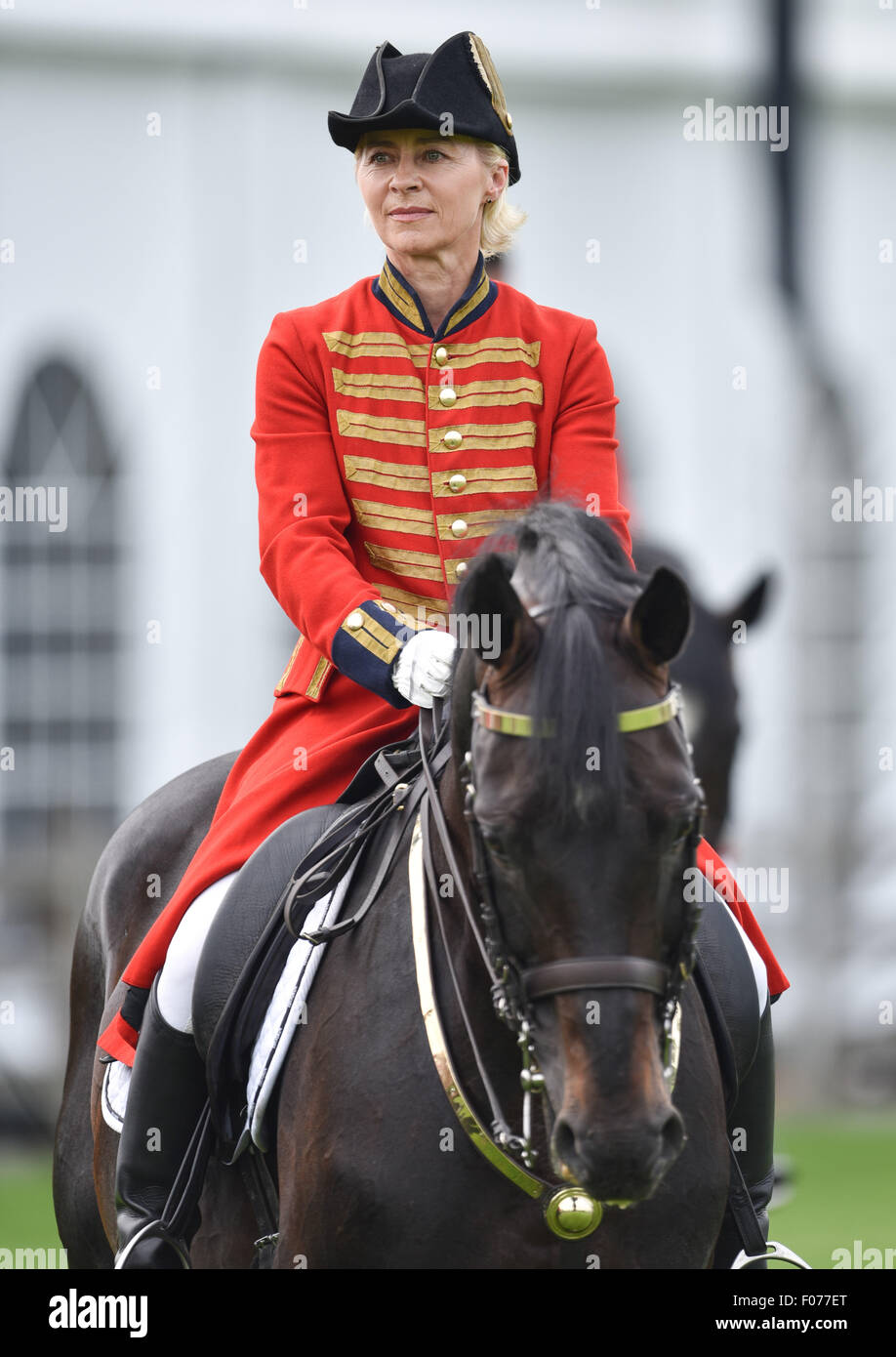 Aachen, Deutschland. 9. August 2015. Deutsche Verteidigungsministerin Ursula von der Leyen reitet auf einem Pferd wie sie für ihren Auftritt bei der Eröffnungsfeier der Pferdesport FEI Europameisterschaften am 11. August in Aachen, Deutschland, 9. August 2015 praktiziert. Foto: UWE ANSPRACH/Dpa/Alamy Live News Stockfoto