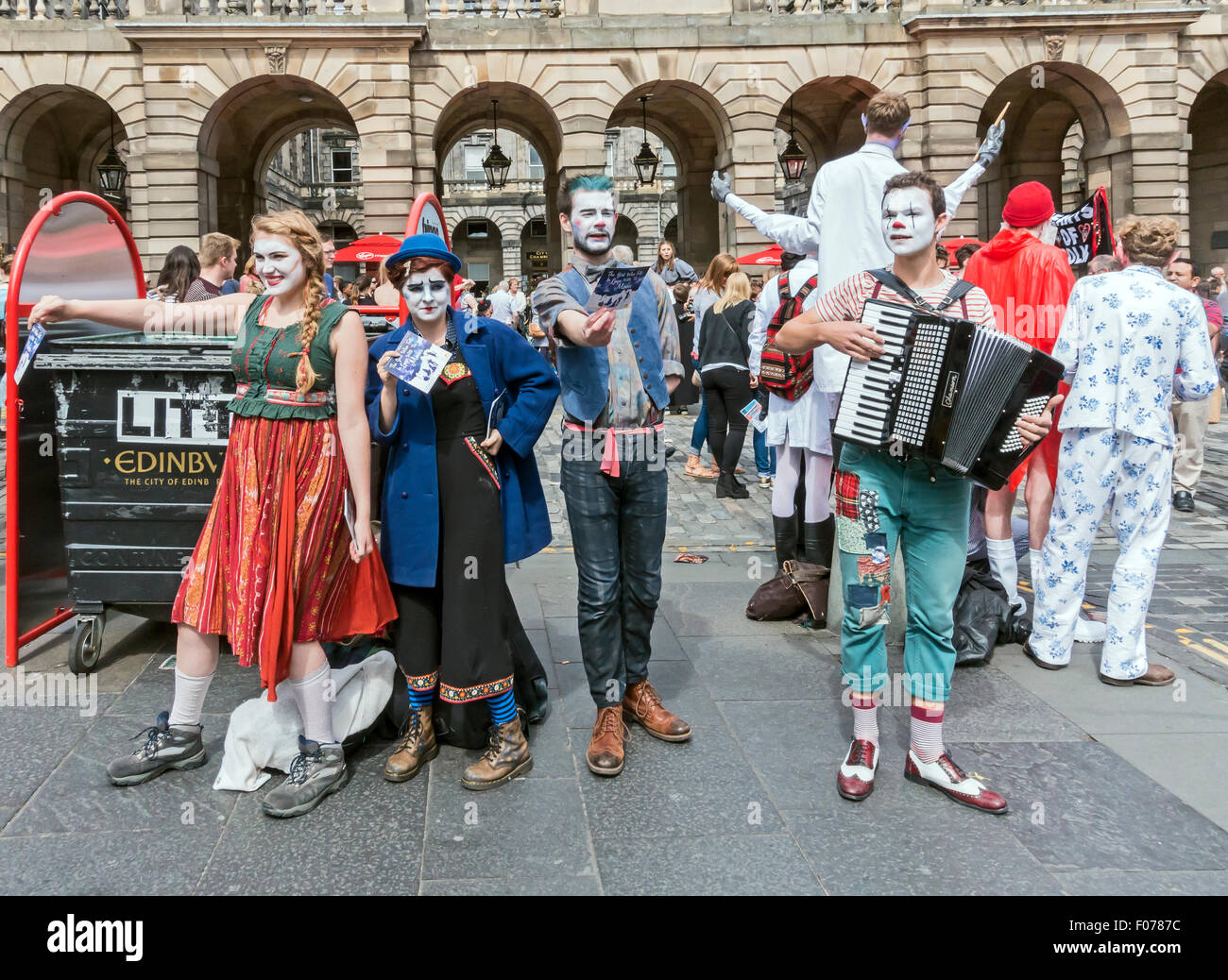 Künstler & Darsteller Förderung ihre Shows an der Edinburgh Festival Fringe 2015 in The Royal Mile Edinburgh Schottland Stockfoto