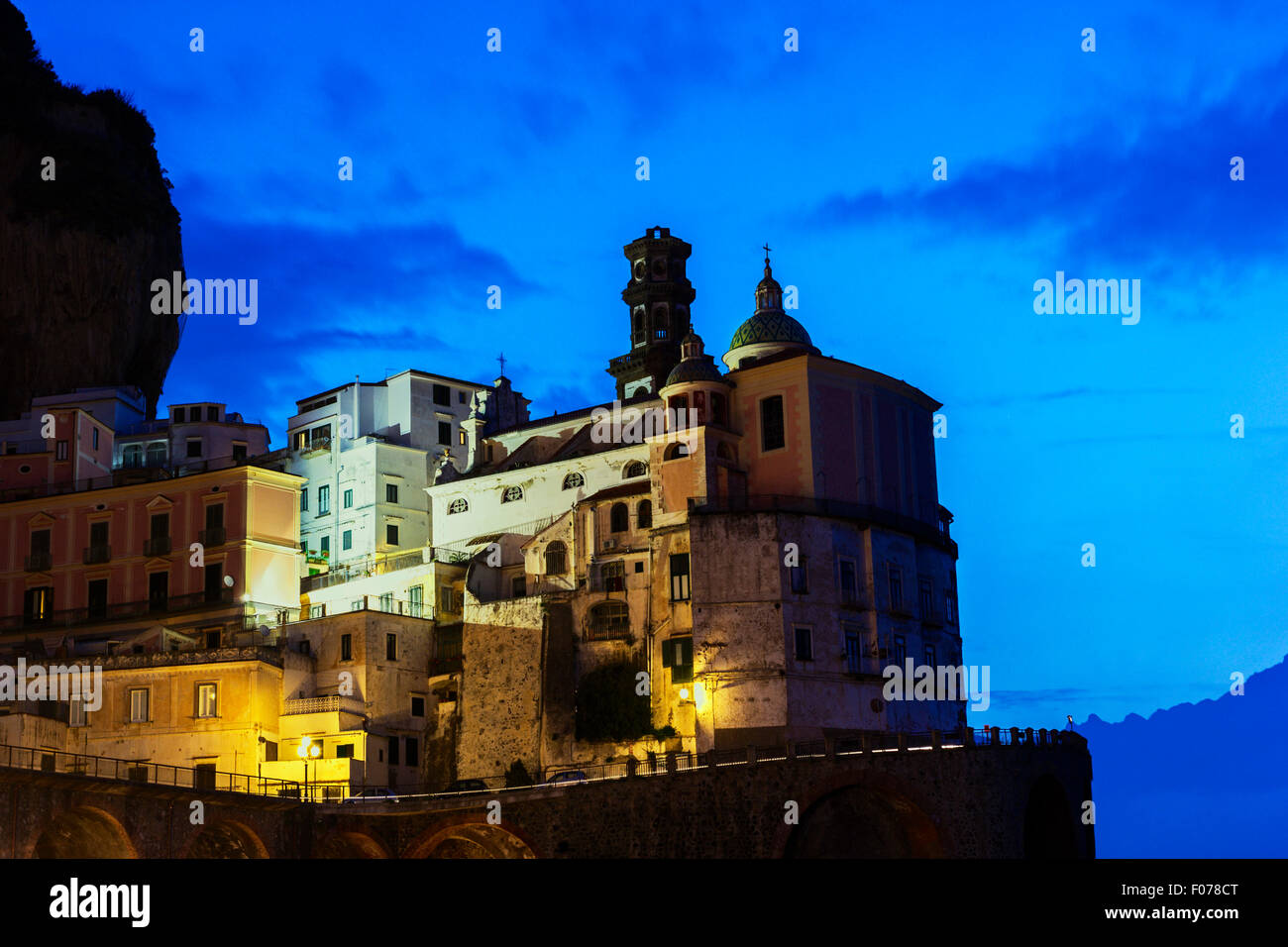 Blick auf Dorf Atrani auf Amalfi Küste, Italien Stockfoto