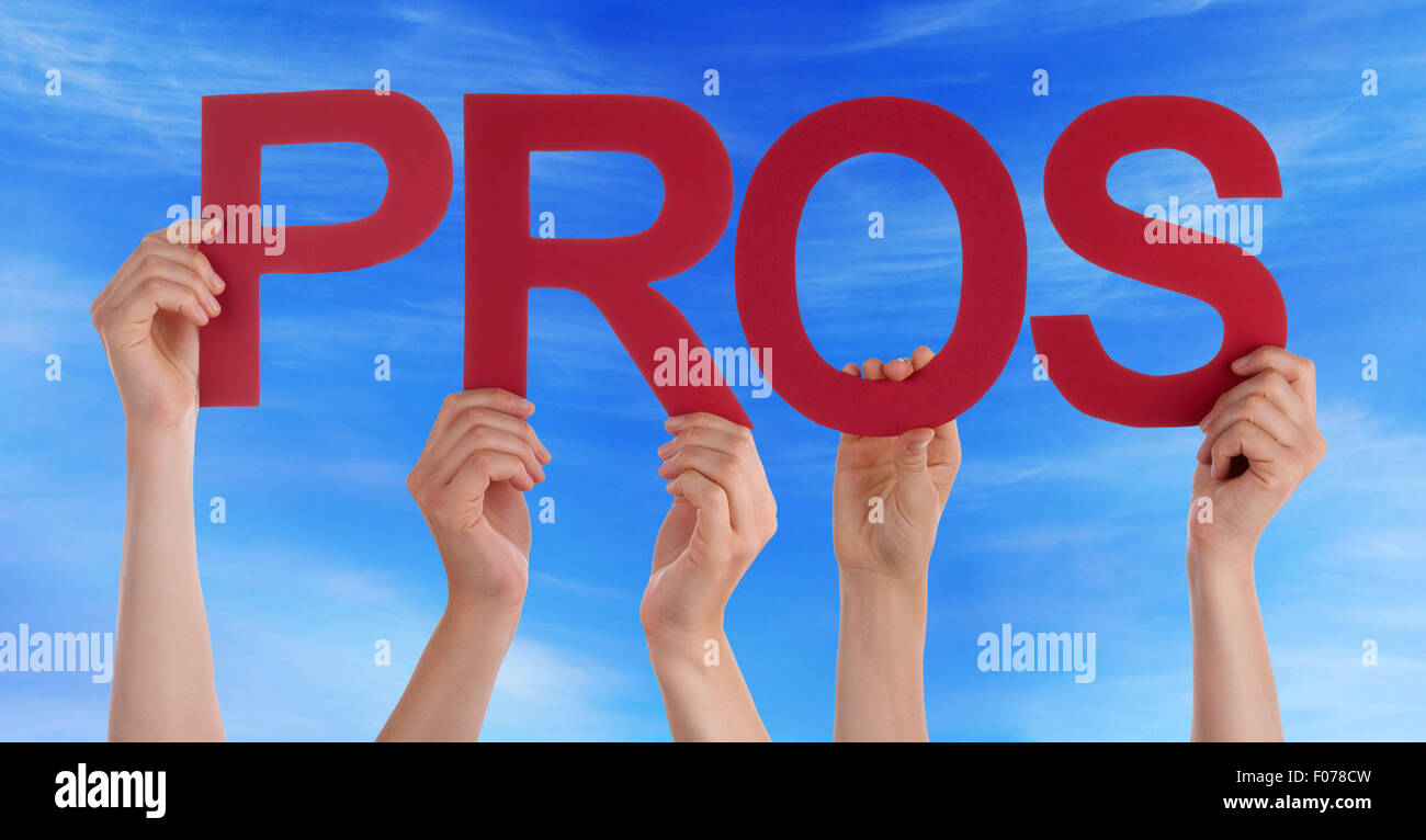 Viele Menschen Hände halten rotes gerade Wort Profis blauer Himmel Stockfoto