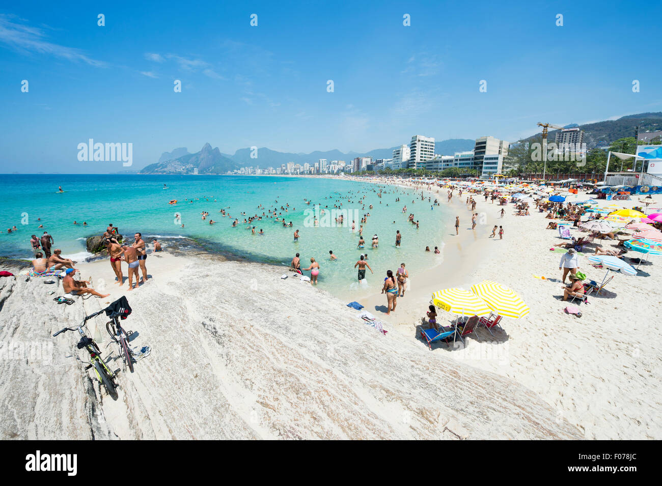 RIO DE JANEIRO, Brasilien - 17. Januar 2015: Beachgoers nutzen ruhige See am Arpoador Ende der Strand von Ipanema. Stockfoto