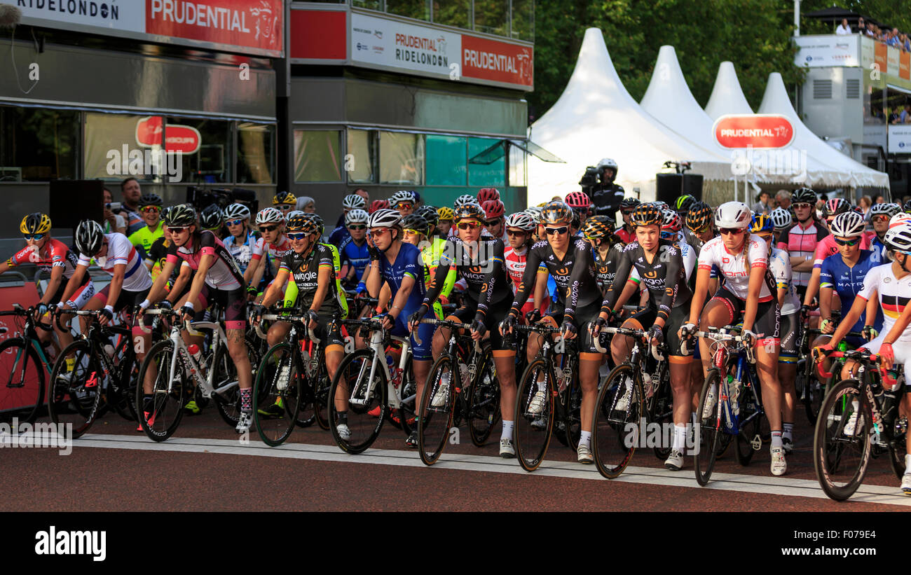 Das Hauptfeld baut auf der Startlinie für die aufsichtsrechtlichen RideLondon Grand Prix 2015 Stockfoto