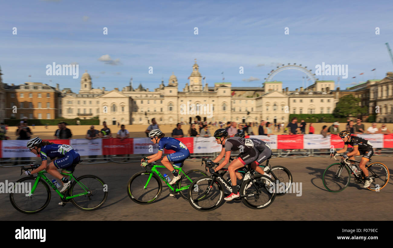 Die Führer des Feldes übergeben Horse Guards, entlang der Horse Guards Parade, während der aufsichtsrechtlichen RideLondon Grand Prix 2015 Stockfoto