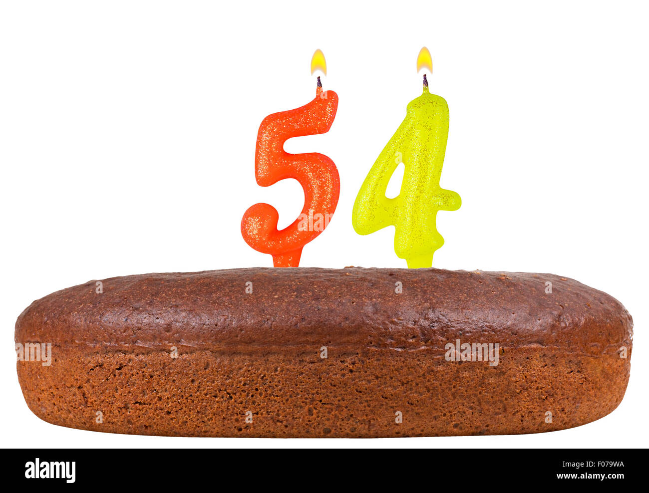 Geburtstagstorte mit Kerzen Nr. 54 isoliert auf weißem Hintergrund Stockfoto