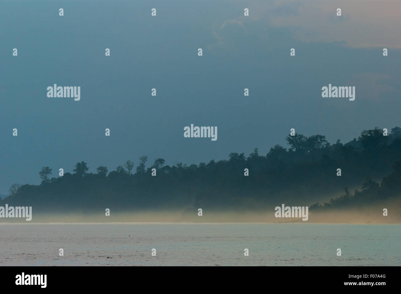 Der Tieflandregenwald des Naturschutzgebiets Tangkoko ist vom nahe gelegenen Strand Batuputih im Dorf Batuputih, Bitung, North Sulawesi, Indonesien, aus zu sehen. Stockfoto