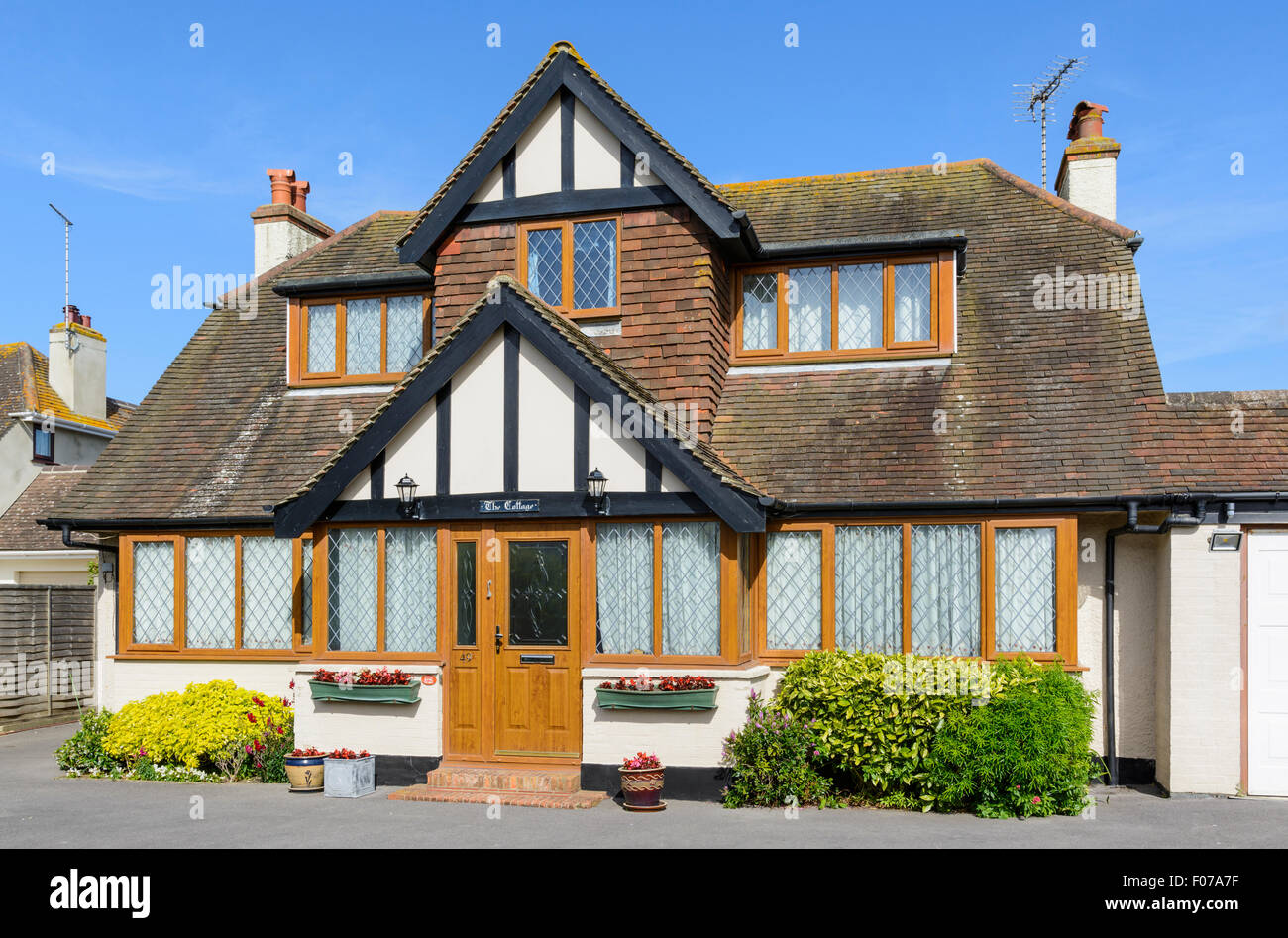 1930 der 2-geschossige Einfamilienhaus in Mock Tudor-Stil mit doppelt verglasten Fenstern in West Sussex, England, UK. Stockfoto