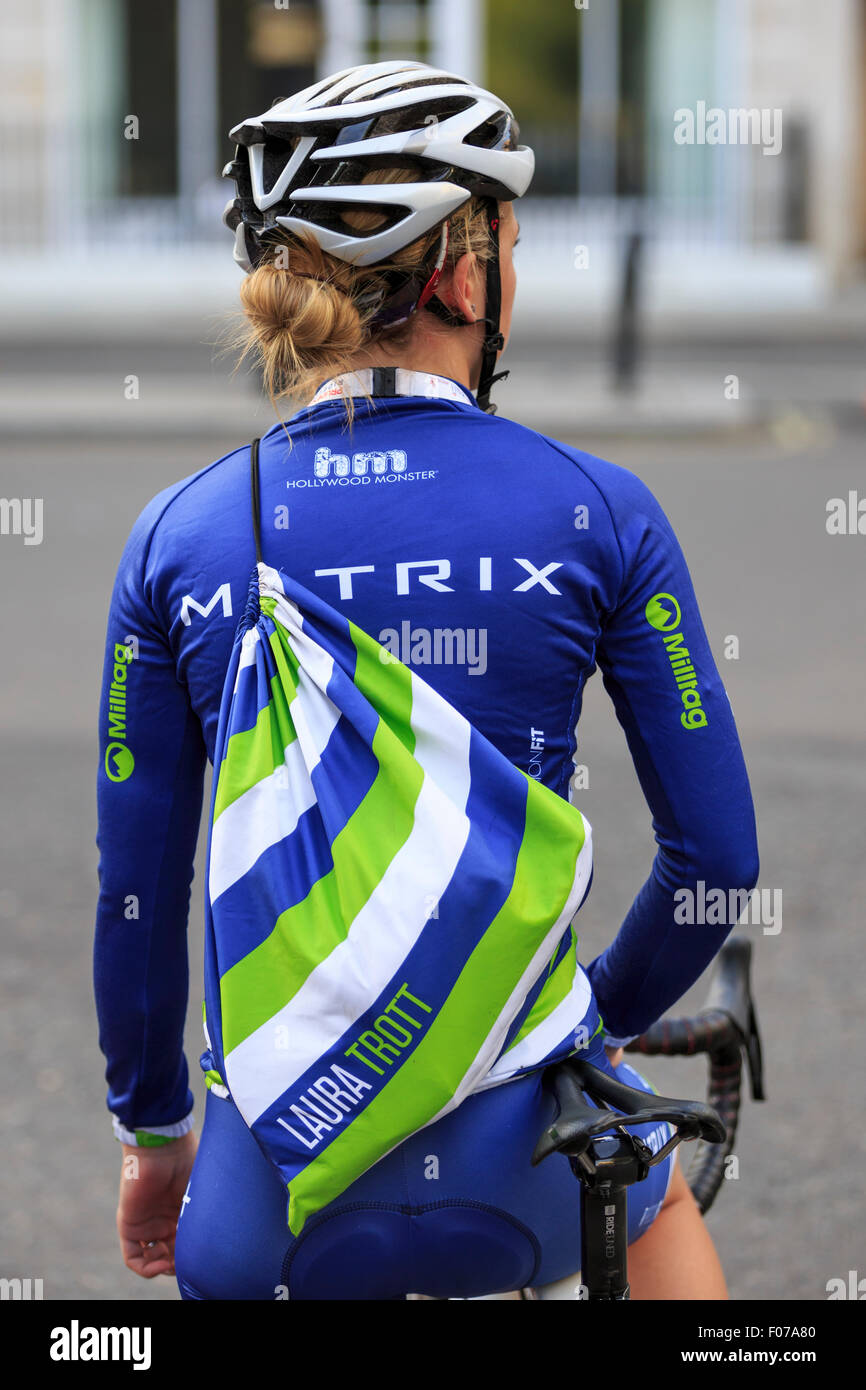Laura Kenny (Laura Trott) wartet mit dem Fahrrad nach der aufsichtsrechtlichen RideLondon Grand Prix 2015 Stockfoto