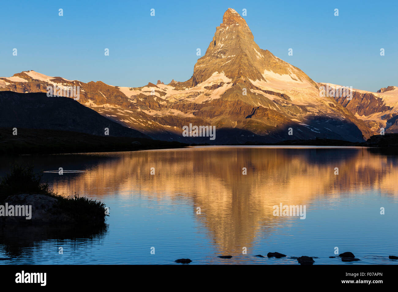 Sonnenaufgang am Matterhorn (Cervino) Berg. Reflexion auf See Stellisee, Zermatt, Schweizer Alpen. Die Schweiz. Stockfoto