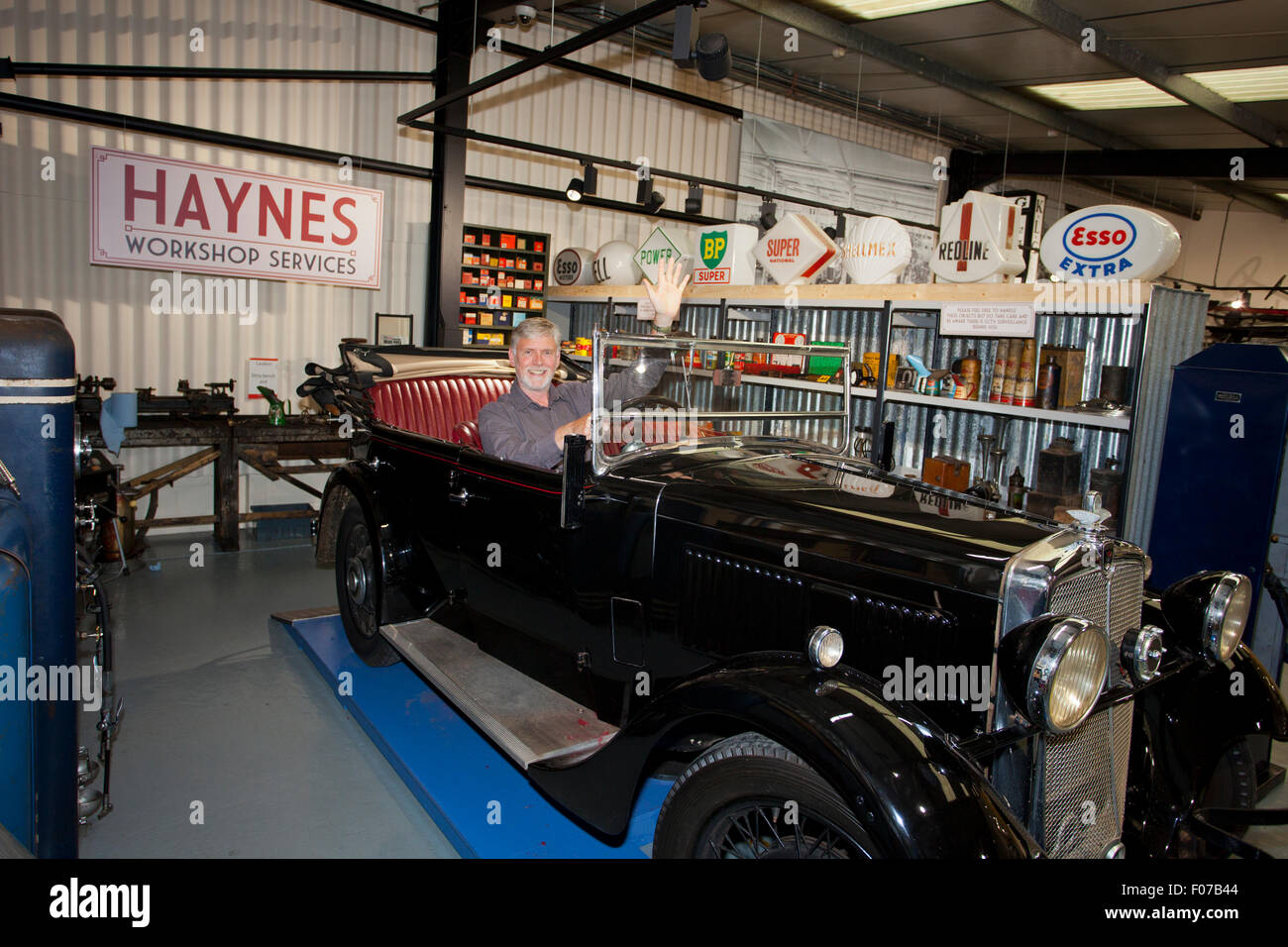 Ein Besucher im Replikat Morris Garage in der Haynes International Motor Museum, Sparkford, Somerset, England Stockfoto