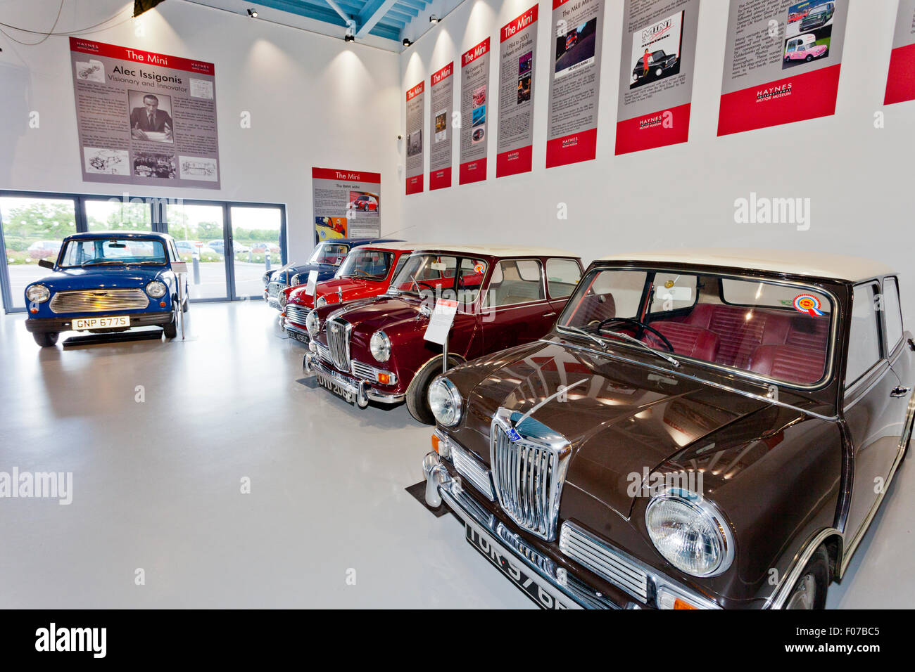 Die "Minis & Micros" Zimmer im Haynes International Motor Museum, Sparkford, Somerset, England, UK Stockfoto