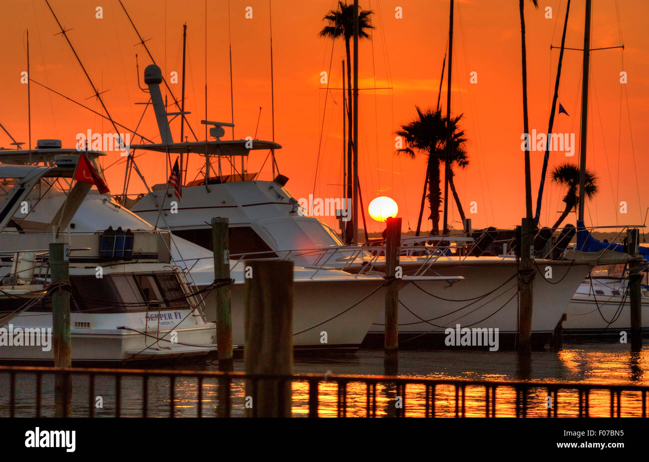 Sonnenuntergang über Marina in Dunedin, Florida Stockfoto