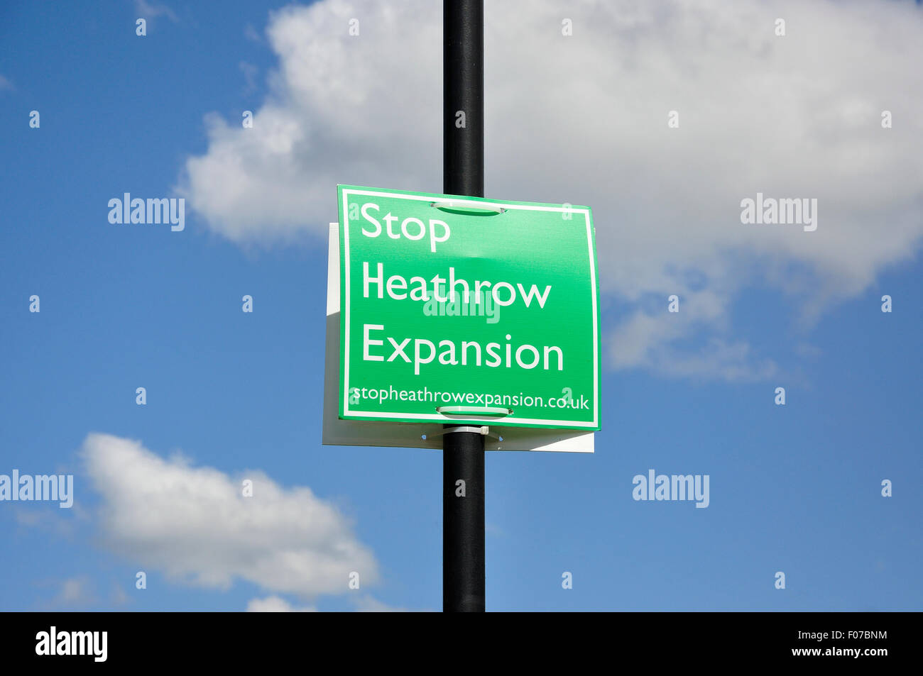 Stoppschild Heathrow Expansion, Dorfplatz, Harmondsworth, Borough of Hillingdon, Greater London, England, Vereinigtes Königreich Stockfoto