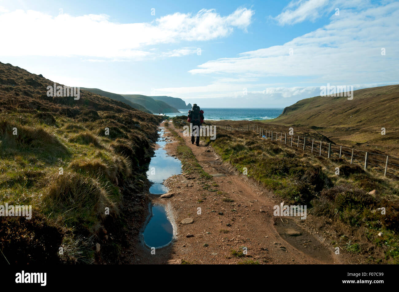 Ein Wanderer auf der Strecke nähert sich Kearvaig Bucht an der Nordküste östlich von Cape Wrath, Sutherland, Schottland, UK. Stockfoto