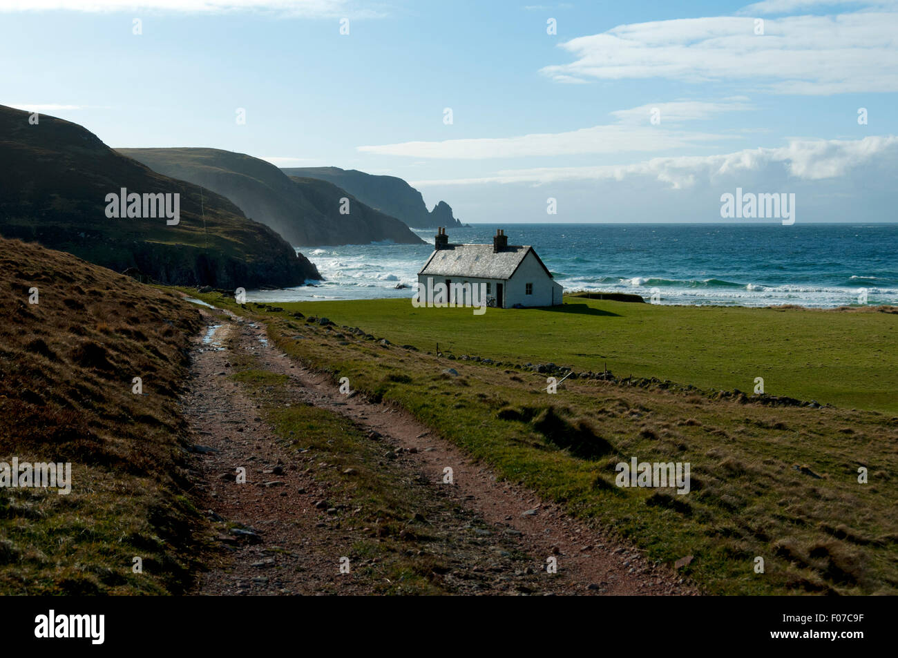 Die Strecke nähert sich Kearvaig Bothy an der Kearvaig Bucht, an der Nordküste östlich von Cape Wrath, Sutherland, Schottland, UK. Stockfoto