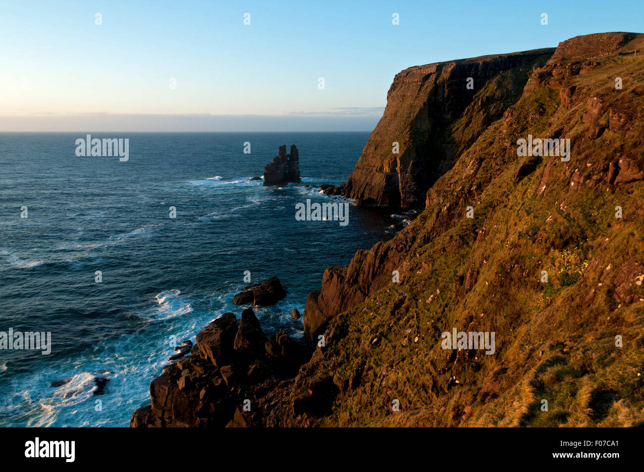 Stapeln Sie Klippen östlich von Kearvaig Bay und Stapel Clò Kearvaig Meer, an der Nordküste östlich von Cape Wrath, Sutherland, Schottland, UK Stockfoto