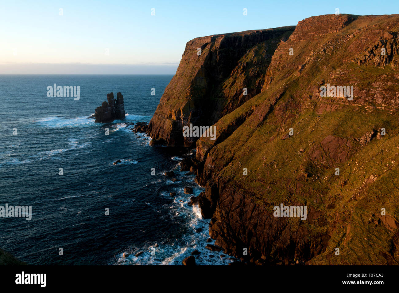 Stapeln Sie Klippen östlich von Kearvaig Bay und Stapel Clò Kearvaig Meer, an der Nordküste östlich von Cape Wrath, Sutherland, Schottland, UK Stockfoto