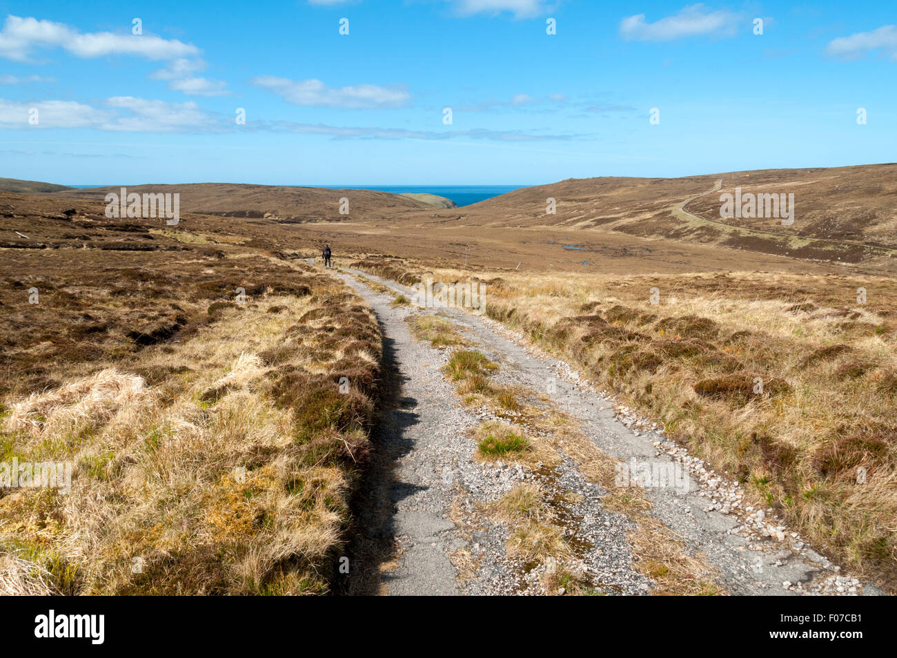 Ein Wanderer auf dem Weg zum Cape Wrath Leuchtturm, Sutherland, Schottland, Großbritannien. Stockfoto