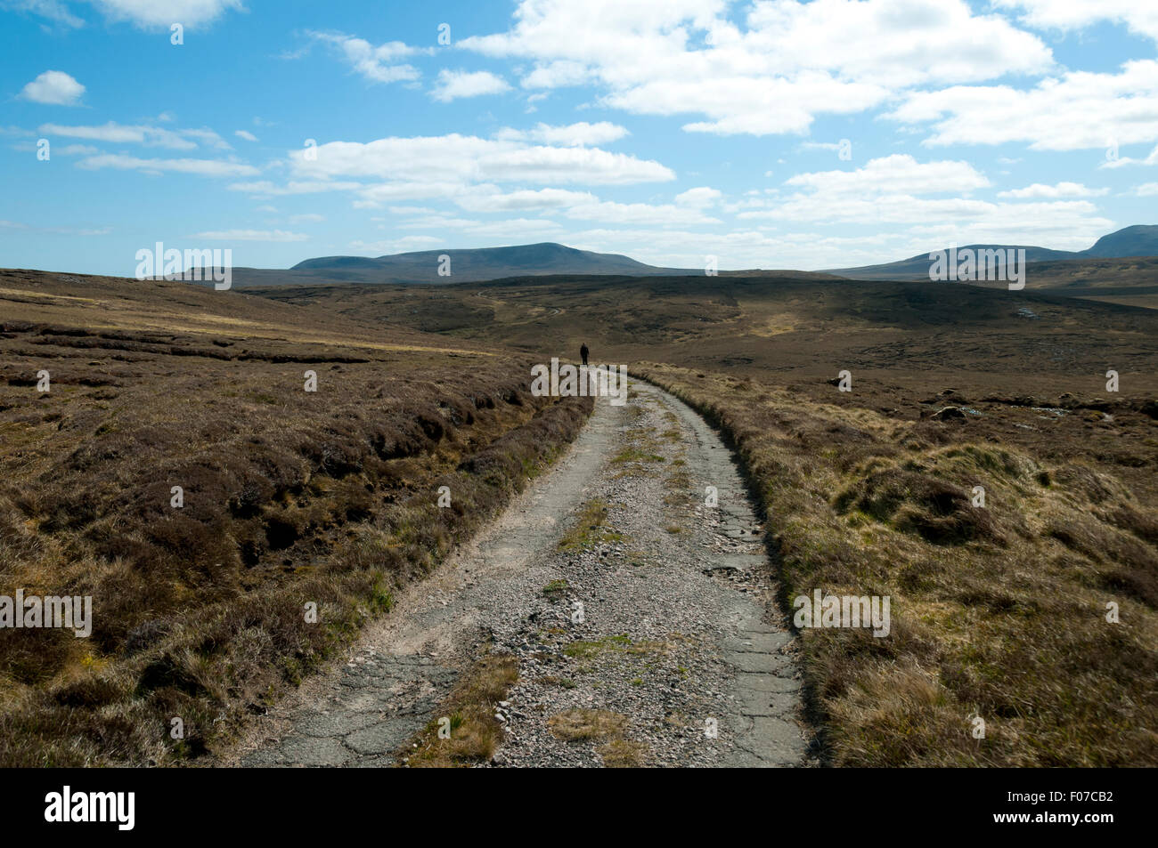 Ein Wanderer auf dem Weg zum Cape Wrath Leuchtturm, Sutherland, Schottland, Großbritannien. Stockfoto