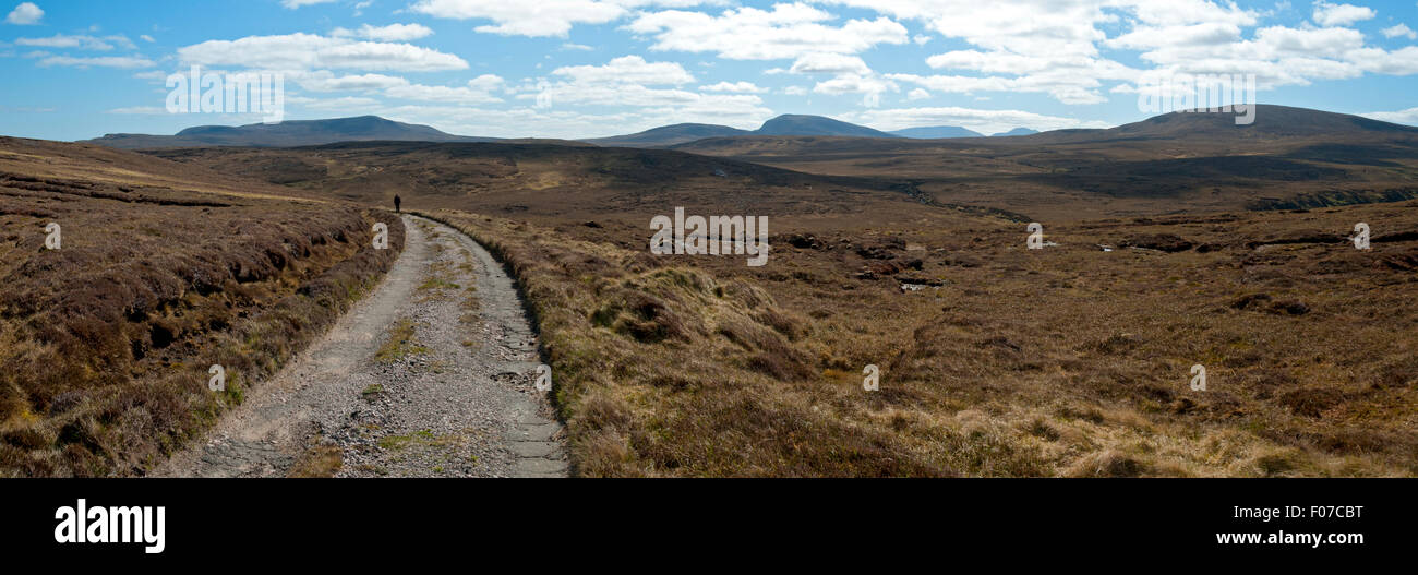 Ein Wanderer auf dem Weg zum Cape Wrath Leuchtturm, Sutherland, Schottland, Großbritannien. Stockfoto