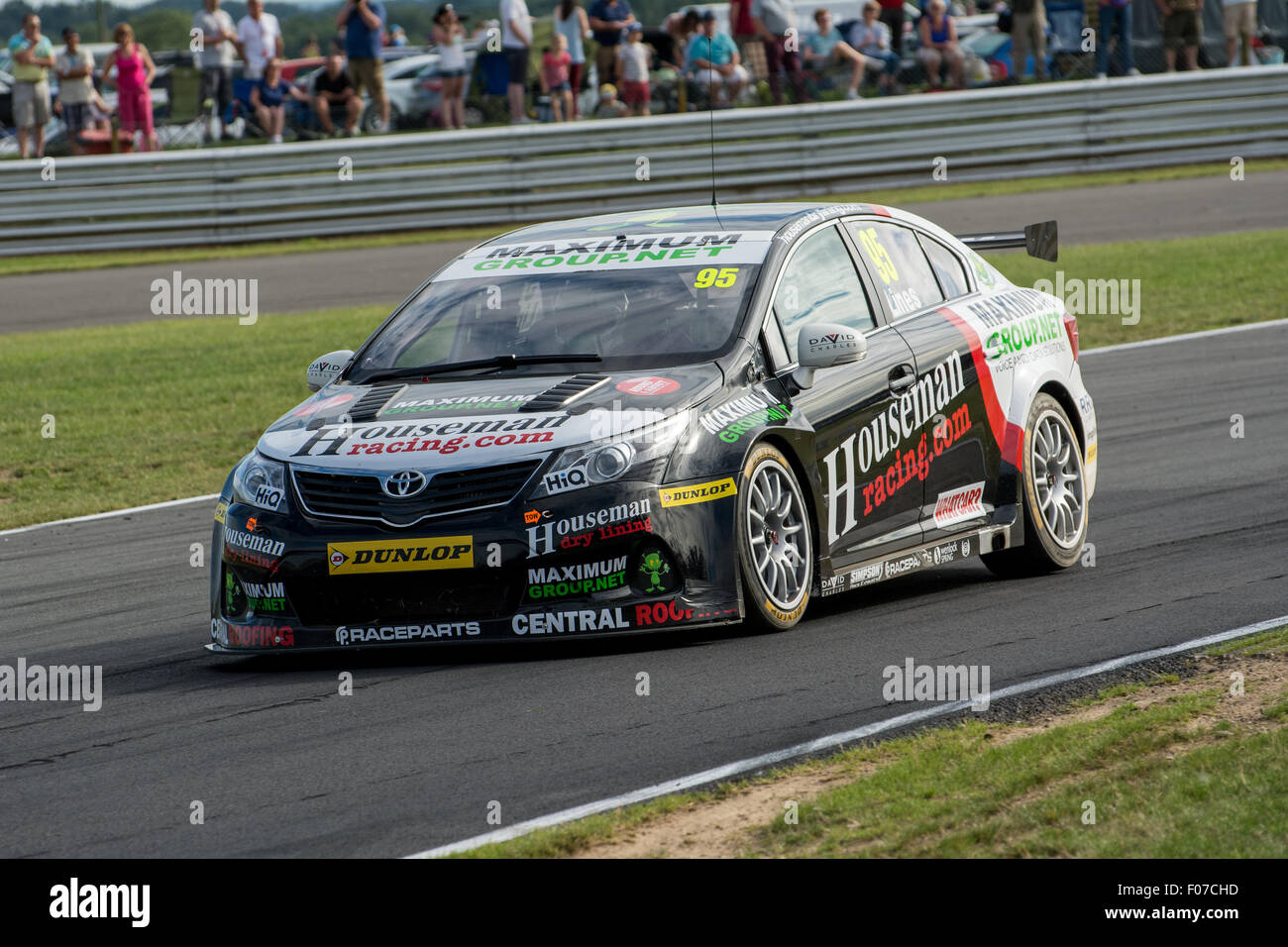 Norwich, Vereinigtes Königreich. 9. August 2015. Stewart Linien und Houseman Racing Toyota Avensis Laufwerke während der Dunlop MSA British Touring Car Championship in Snetterton Circuit am 9. August 2015 in NORWICH, NORFOLK, Großbritannien (Foto: Gergo Toth Fotografie / Alamy Live News) Credit: Gergo Toth/Alamy Live News Stockfoto