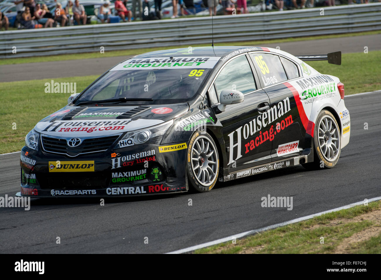 Norwich, Vereinigtes Königreich. 9. August 2015. Stewart Linien und Houseman Racing Toyota Avensis Laufwerke während der Dunlop MSA British Touring Car Championship in Snetterton Circuit am 9. August 2015 in NORWICH, NORFOLK, Großbritannien (Foto: Gergo Toth Fotografie / Alamy Live News) Credit: Gergo Toth/Alamy Live News Stockfoto