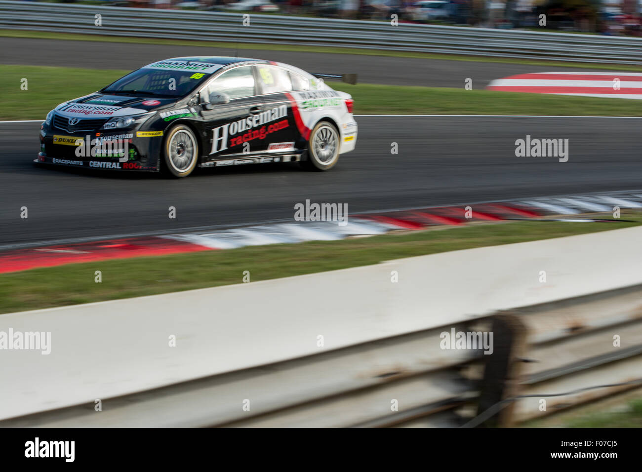 Norwich, Vereinigtes Königreich. 9. August 2015. Stewart Linien und Houseman Racing Toyota Avensis Laufwerke während der Dunlop MSA British Touring Car Championship in Snetterton Circuit am 9. August 2015 in NORWICH, NORFOLK, Großbritannien (Foto: Gergo Toth Fotografie / Alamy Live News) Credit: Gergo Toth/Alamy Live News Stockfoto