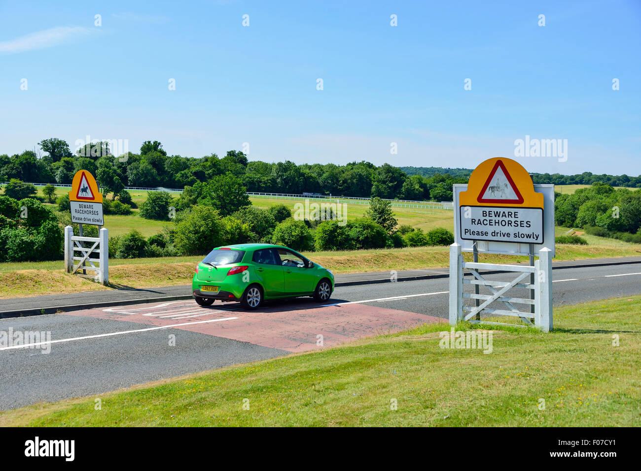 Auto fahren auf Langley Vale Road, Epsom Downs, Epsom, Surrey, England, Vereinigtes Königreich Stockfoto