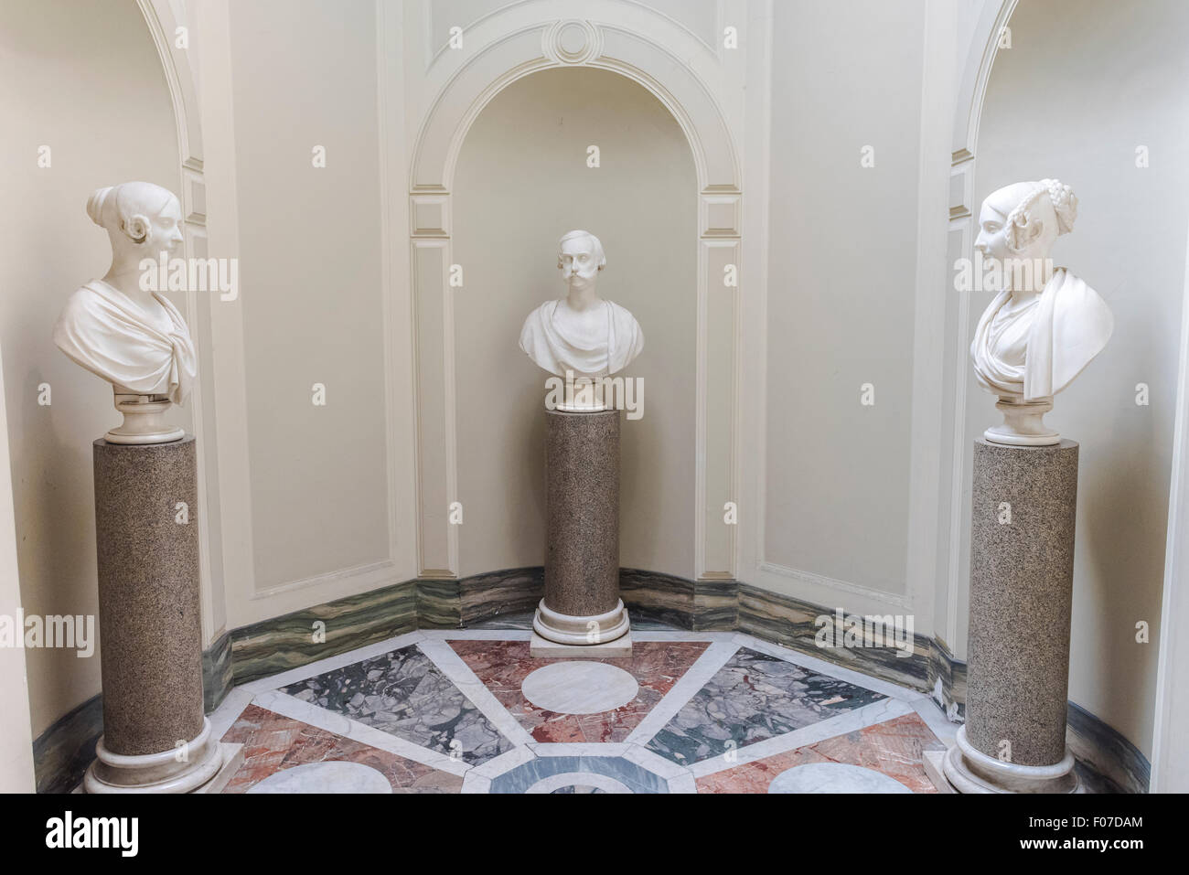 Galleria Doria Pamphilj Rom, ein Trio neoklassischer Marmorbüsten des 19. Jahrhunderts in der Galleria Doria Pamphilj Museum in Rom, Italien. Stockfoto