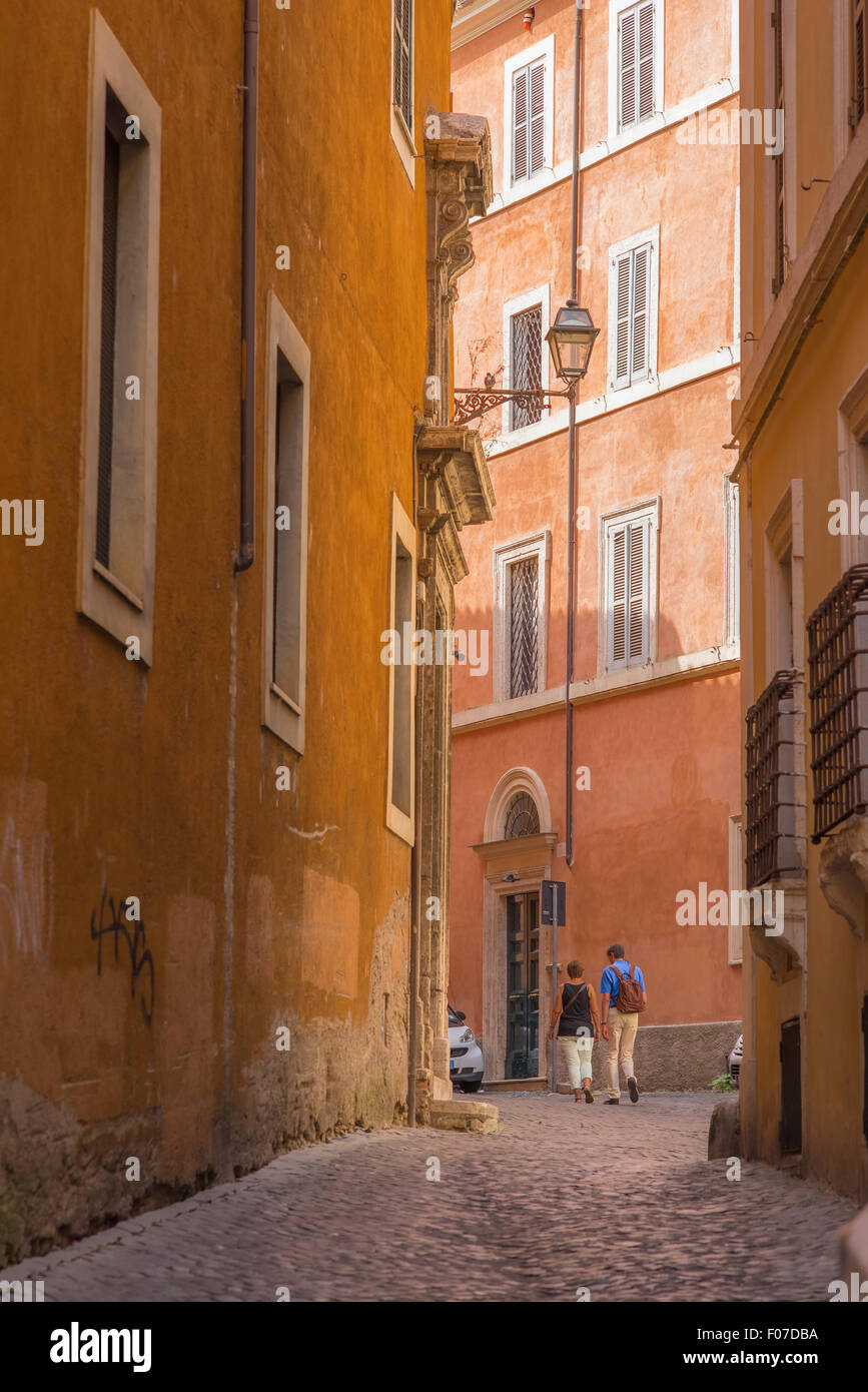 Reifes Paar Rom, Rückansicht eines Ehepaares mittleren Alters, das im Sommer alleine in einer Straße im historischen Zentrum (Centro Storico) von Rom läuft. Stockfoto