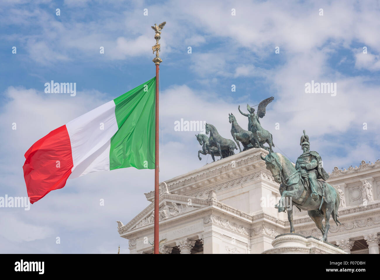 Rom Reise Italien, Blick auf die italienische Flagge und den Ostflügel des Vittorio Emanuele-Denkmals im Zentrum von Rom, Italien Stockfoto