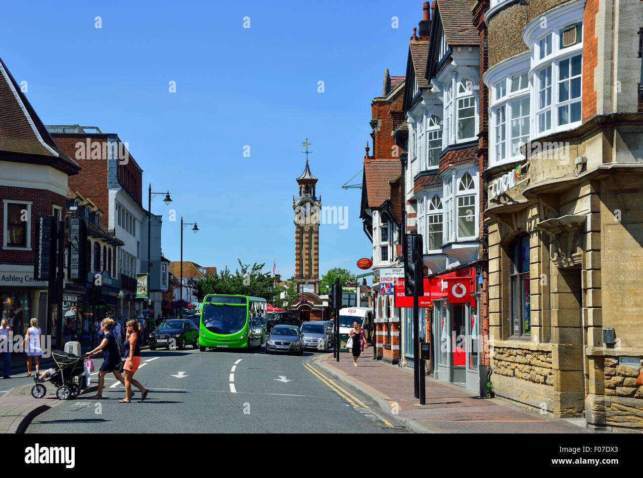 Straßenszene mit The Clock Tower, High Street, Epsom, Surrey, England, Vereinigtes Königreich Stockfoto