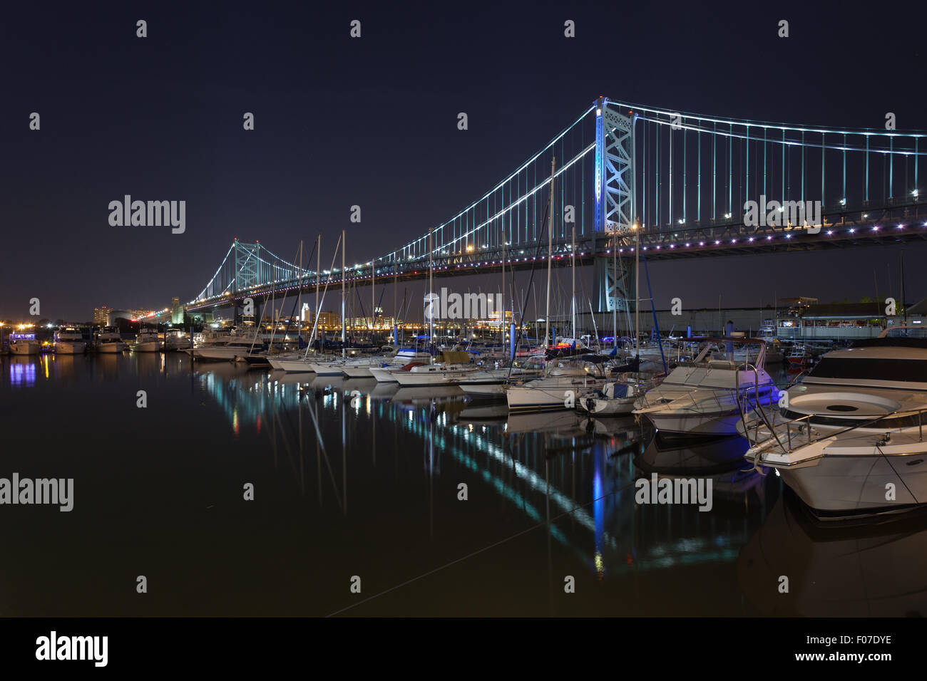 Blick auf die Ben Franklin Bridge von der Pennsylvania-Seite des Delaware River Stockfoto