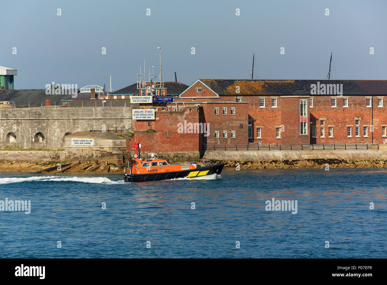 Southampton-Pilot Boot in Portsmouth Harbour. Hafen Sie Masterposition im Hintergrund Fort Blockhaus. Stockfoto