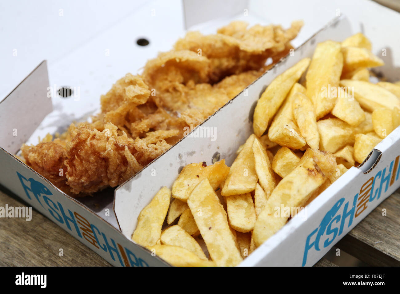Frisch zubereiteten englischen Fish and Chips in einer box Stockfoto